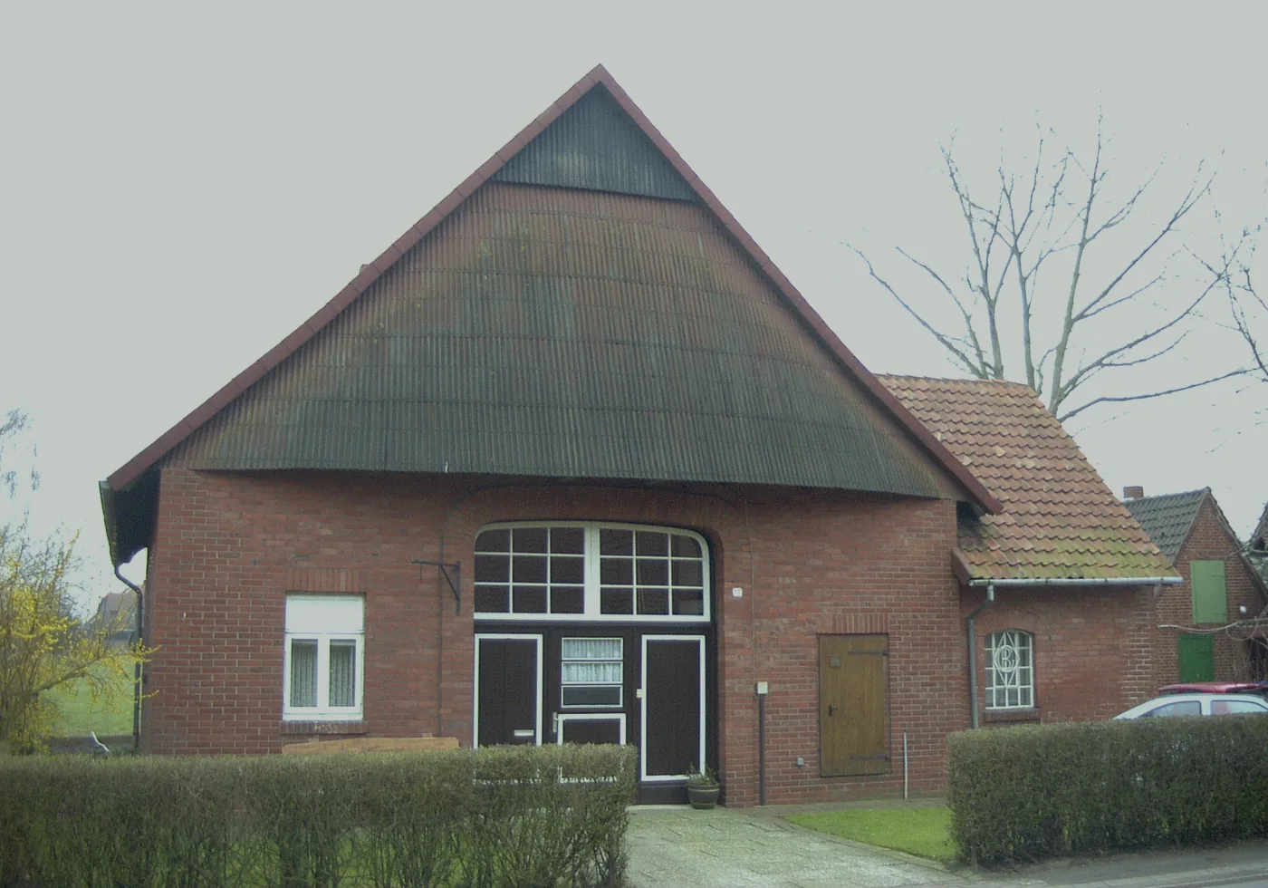 Gewachsenes Backsteingebäude aus der Region Petershagen